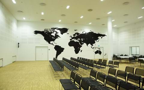 fraster, filt, opklæbning, akustik, uld filt, inspiration, design, indretning, filttavle, udsmykning, opklæbet filt, filt på væg, limet filt, vægfilt, filtfarve, dekoration